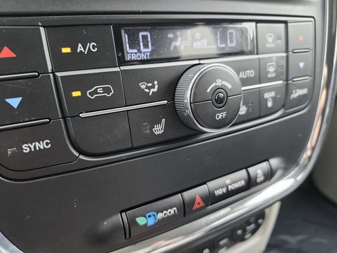 Used 2011 Chrysler Town & Country Touring-L w/ Entertainment Group #2 FWD image 8