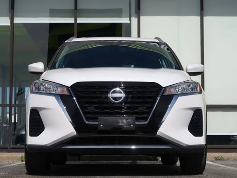 Used 2023 Nissan Kicks SV FWD image 3