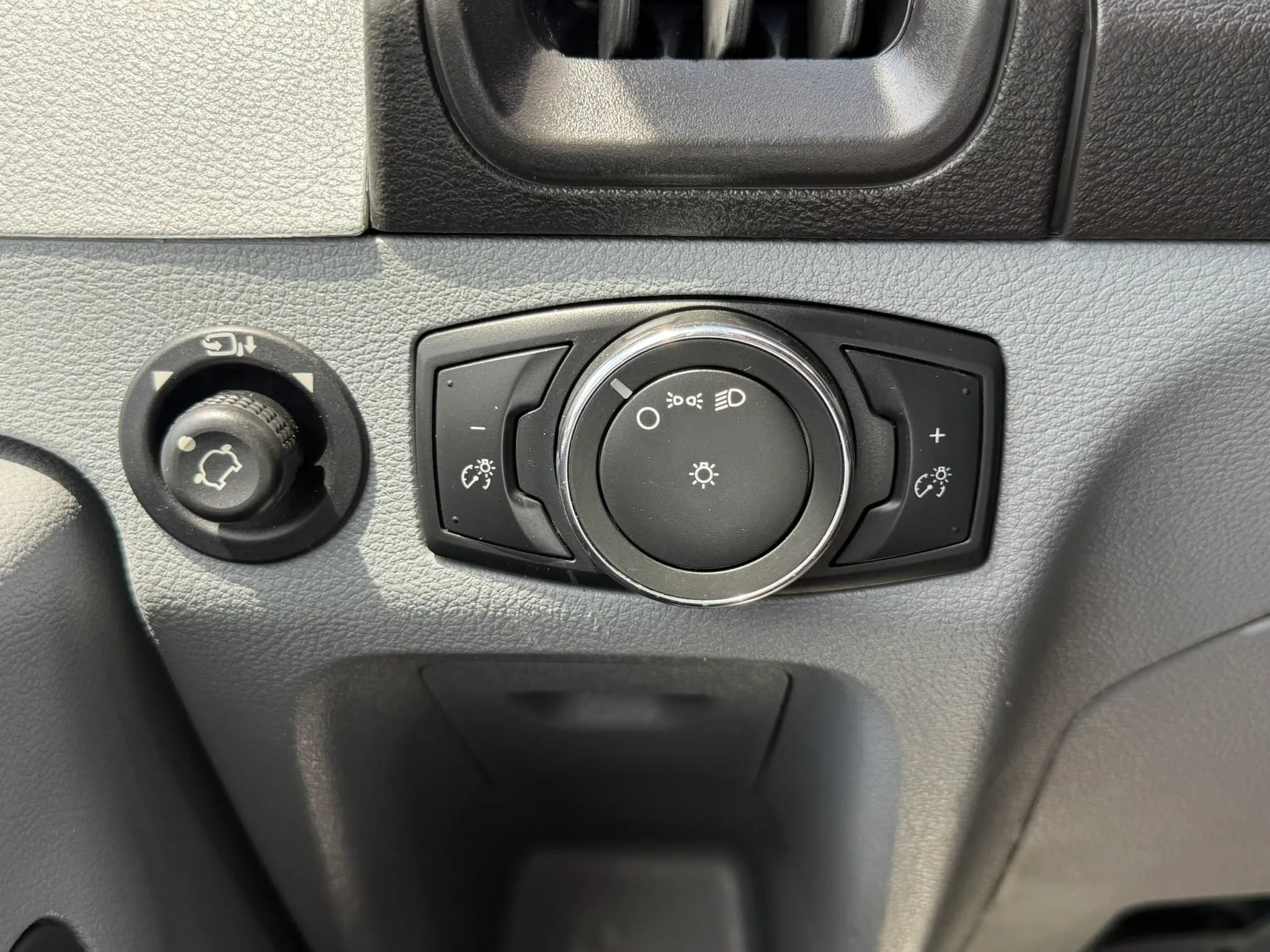 Used 2019 Ford Transit 150 148 Medium Roof RWD image 23