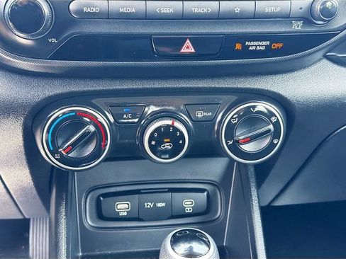 Certified 2025 Hyundai Venue SE FWD image 13