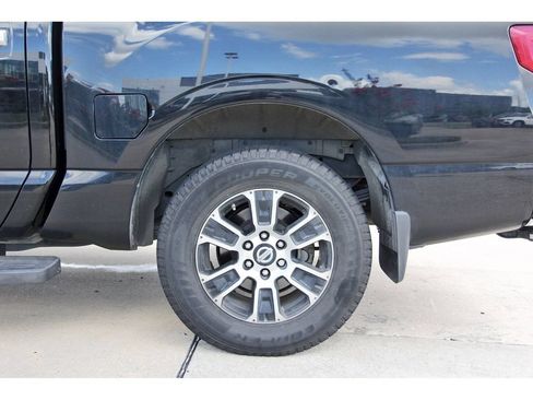 Used 2021 Nissan Titan SV w/ SV Convenience Package RWD image 12