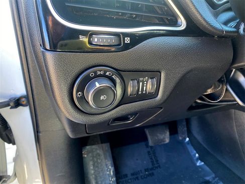 Used 2020 Jeep Cherokee Latitude Plus image 17