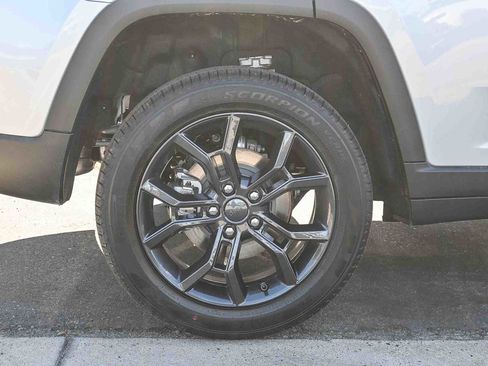 New 2025 Jeep Grand Cherokee Limited image 9