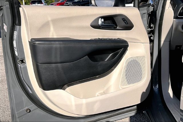 Used 2023 Chrysler Pacifica Touring-L FWD image 20