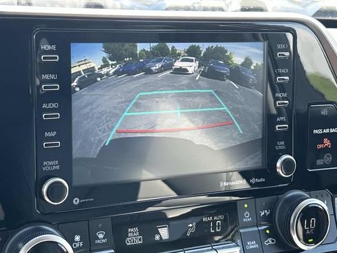 Used 2022 Toyota Highlander XLE AWD/4WD image 27
