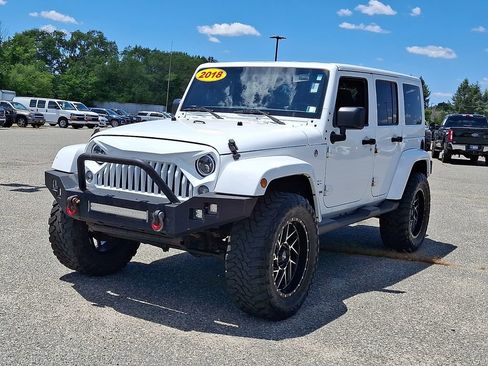 Used 2018 Jeep Wrangler Unlimited Sahara w/ Connectivity Group AWD/4WD image 5
