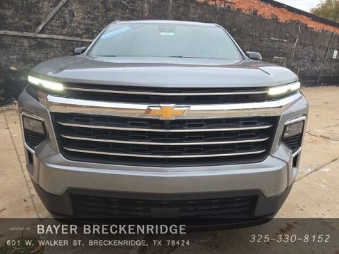 Used 2025 Chevrolet Traverse LT FWD image 2