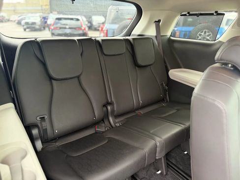 Used 2024 Kia Carnival EX FWD image 18