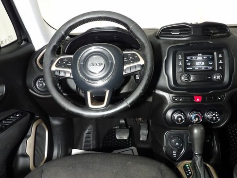 Used 2017 Jeep Renegade Latitude w/ Cold Weather Group image 10