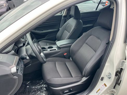 Used 2025 Nissan Altima 2.5 SV FWD image 32