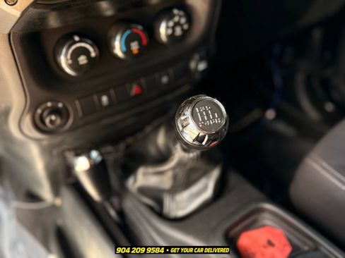 Used 2017 Jeep Wrangler Unlimited Rubicon w/ Connectivity Group AWD/4WD image 17