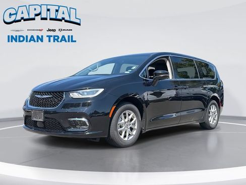 Used 2024 Chrysler Pacifica Touring-L FWD image 1