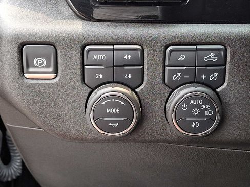 Used 2025 Chevrolet Silverado 1500 High Country w/ High Country Premium Package AWD/4WD image 26