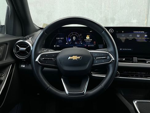 Used 2025 Chevrolet Equinox LT image 30