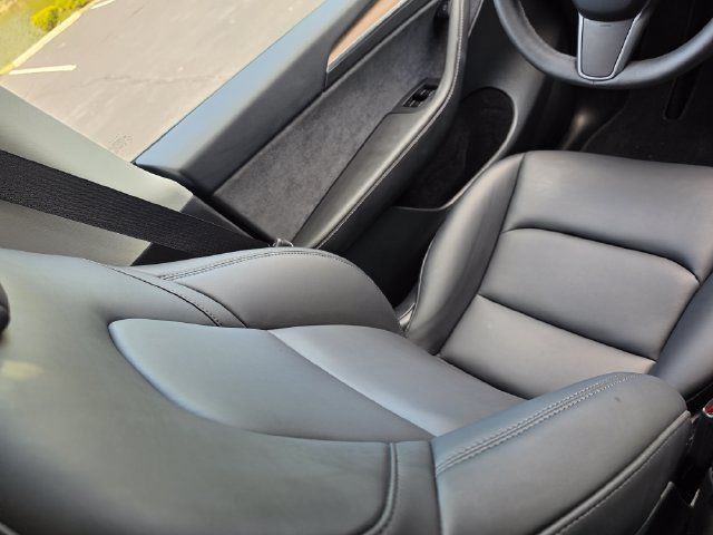 Used 2025 Tesla Model Y Long Range AWD/4WD image 32