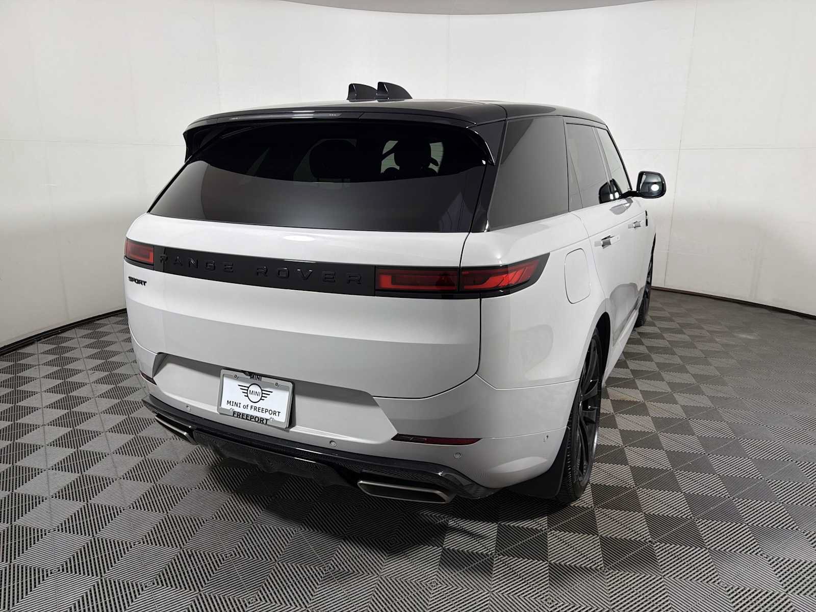 Used 2025 Land Rover Range Rover Sport Dynamic SE AWD/4WD image 6