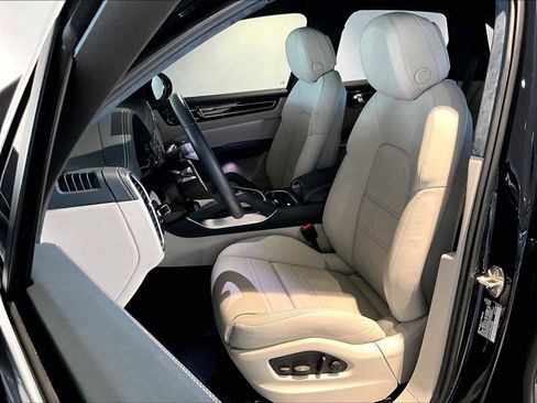 Used 2023 Porsche Cayenne Turbo S image 8