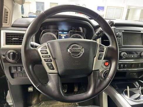 Used 2019 Nissan Titan SV w/ SV Convenience Package image 10
