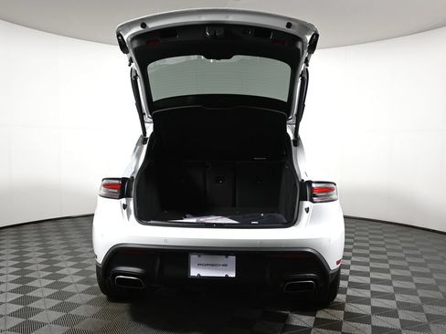 Used 2026 Porsche Macan AWD/4WD image 39