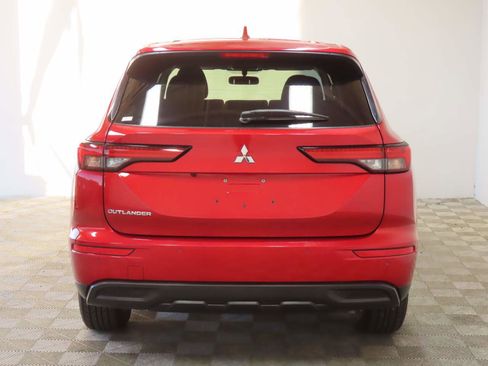 Used 2023 Mitsubishi Outlander ES image 4