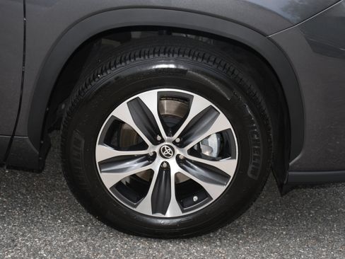 Used 2023 Toyota Highlander XLE FWD image 22
