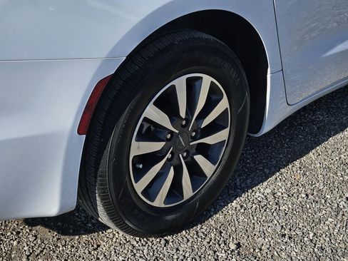 Used 2024 Chrysler Pacifica Select image 4