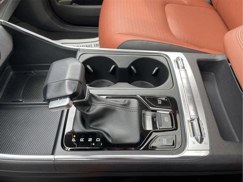 Used 2025 Kia Carnival SX Prestige image 34