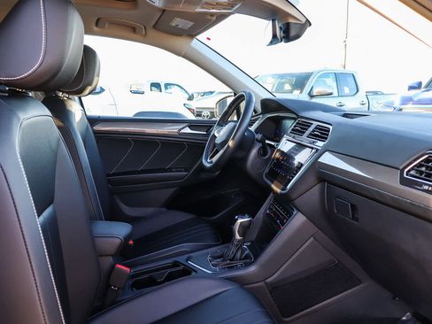Used 2022 Volkswagen Tiguan SE w/ Panoramic Sunroof Package image 17