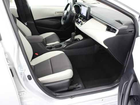 Used 2025 Toyota Corolla LE FWD image 33