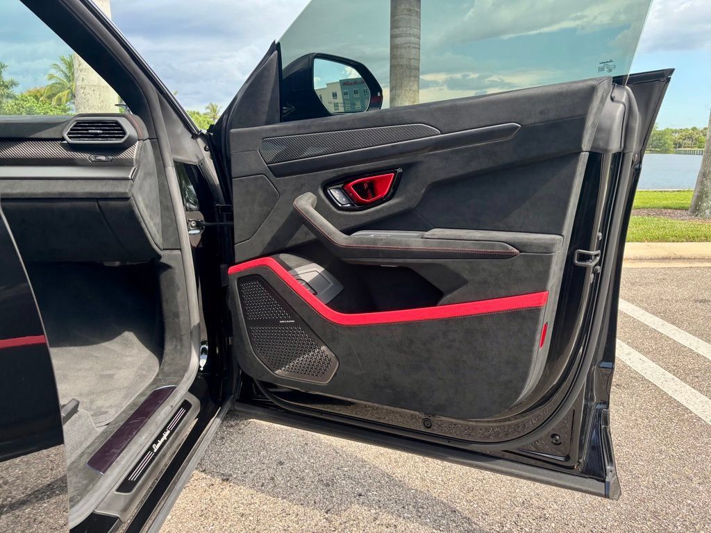 Used 2024 Lamborghini Urus Performante AWD/4WD image 22