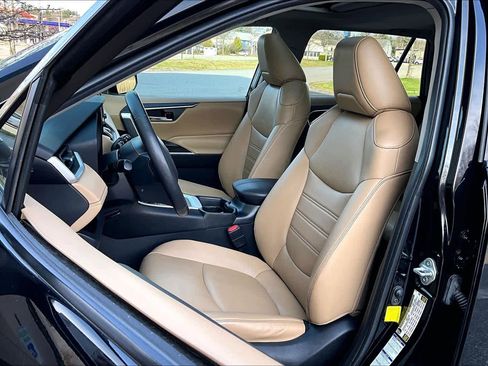 Used 2021 Toyota RAV4 XLE Premium image 9