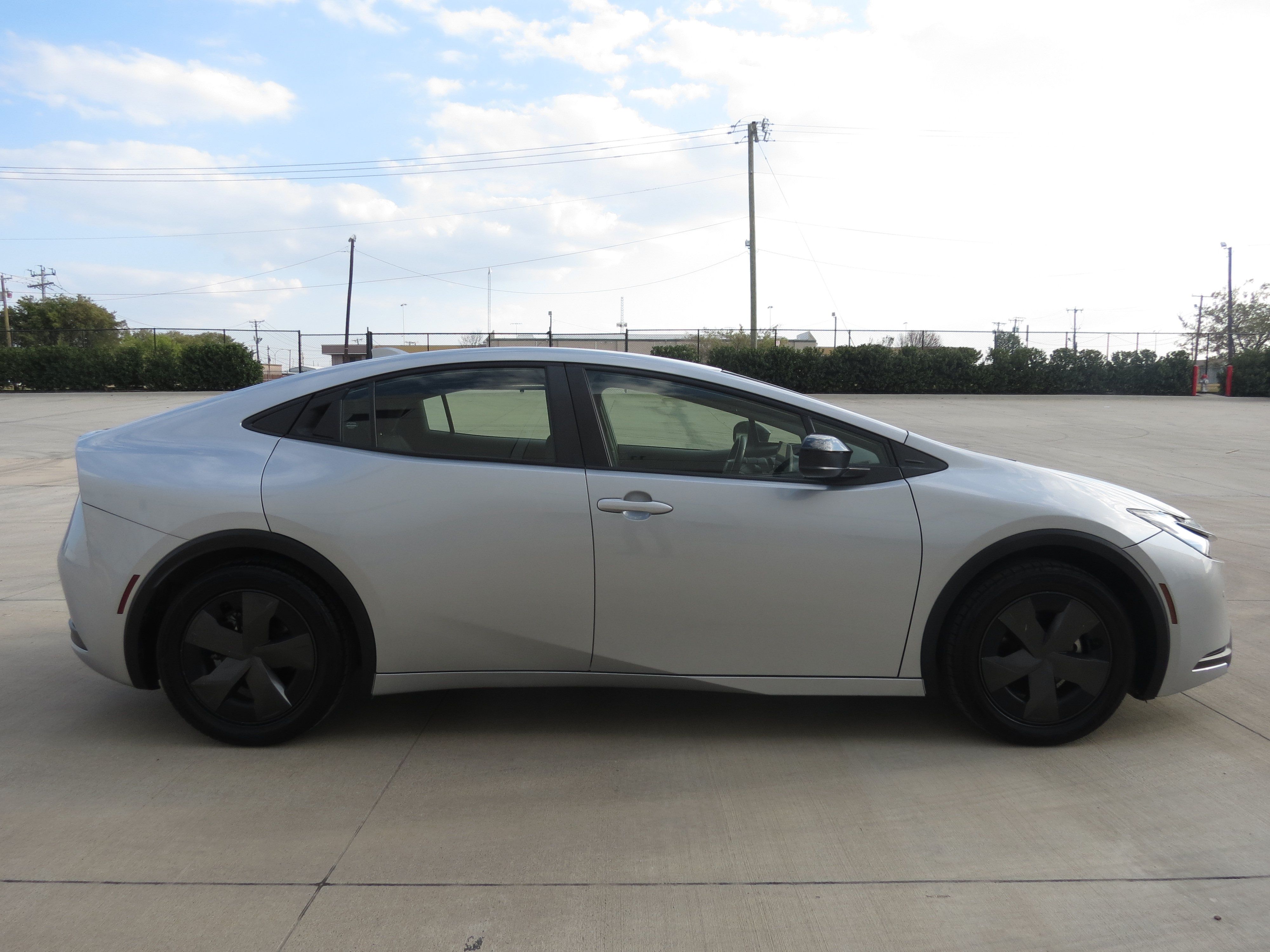 Used 2023 Toyota Prius LE FWD image 6