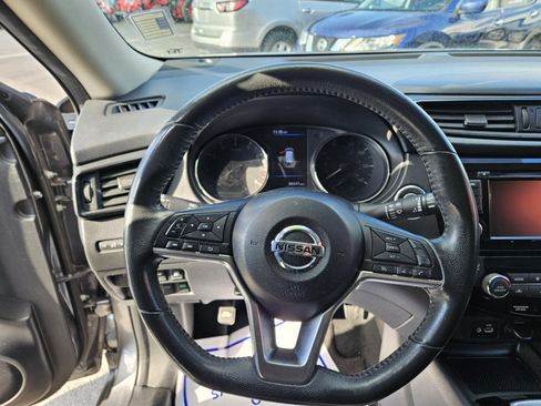 Used 2018 Nissan Rogue SV image 7