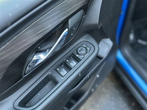 Used 2024 GMC Terrain SLE w/ Driver Convenience Package image 7