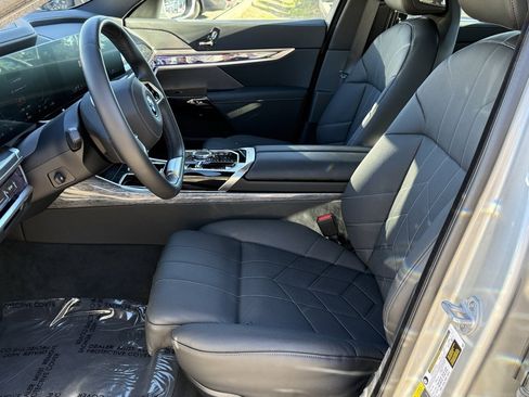 Used 2025 BMW i7 eDrive50 image 21