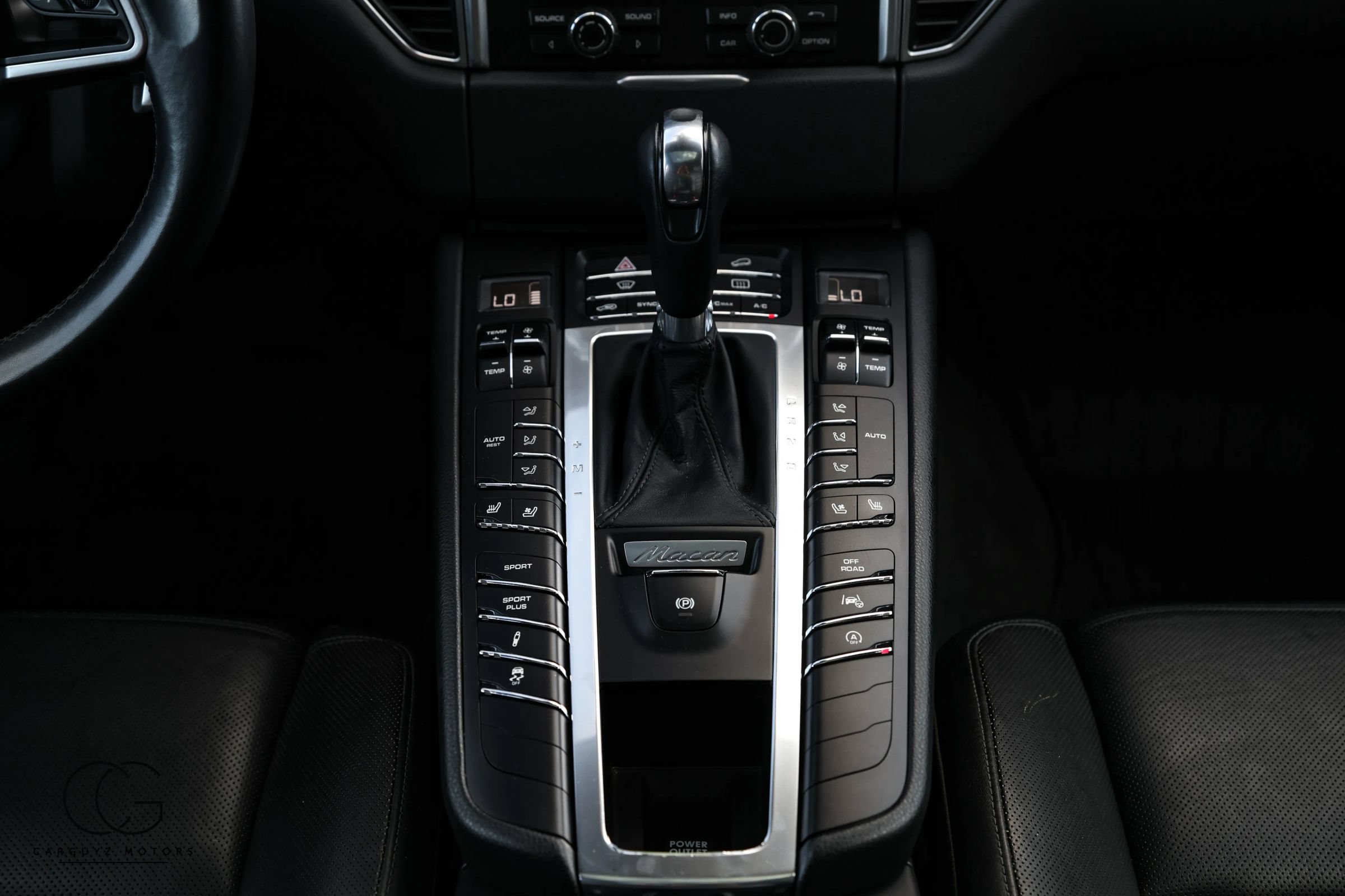 Used 2015 Porsche Macan Turbo AWD/4WD image 29