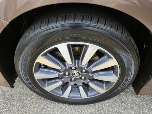 Used 2019 Toyota Sienna Limited Premium FWD image 5