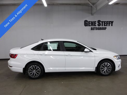 Used 2021 Volkswagen Jetta R-Line FWD image 2