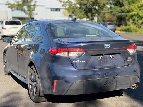 Used 2025 Toyota Corolla SE w/ SE Premium Package AWD/4WD image 3
