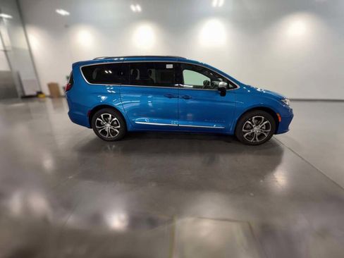 New 2026 Chrysler Pacifica Pinnacle image 14