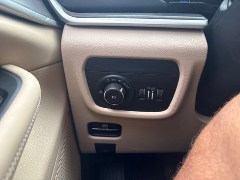 Used 2023 Jeep Grand Cherokee Limited AWD/4WD image 41