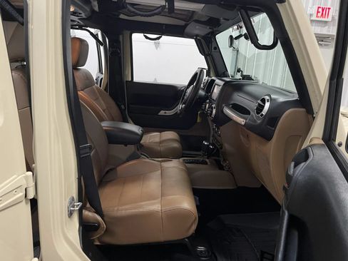 Used 2011 Jeep Wrangler Unlimited Rubicon w/ Connectivity Group AWD/4WD image 47