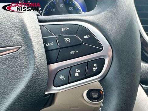 Used 2024 Chrysler Pacifica Touring-L FWD image 14
