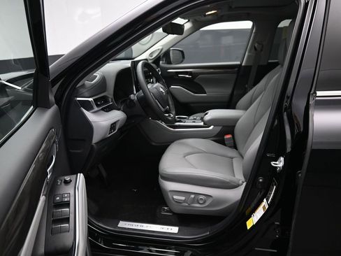Used 2025 Toyota Highlander Limited image 11