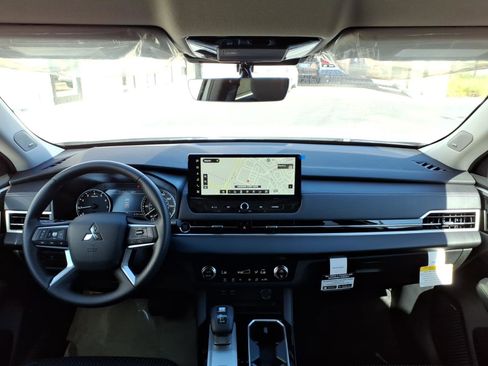 New 2026 Mitsubishi Outlander ES FWD image 18