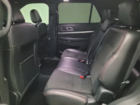 Used 2018 Ford Explorer XLT w/ Equipment Group 202A FWD image 18