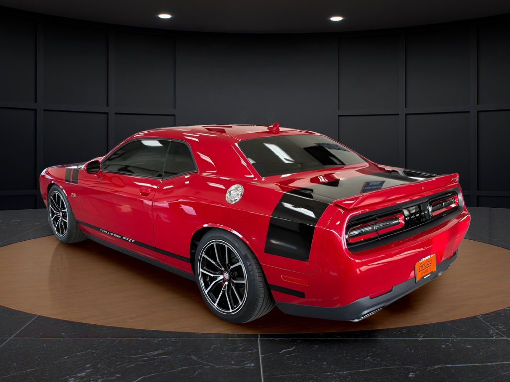 Used 2015 Dodge Challenger SRT RWD image 3