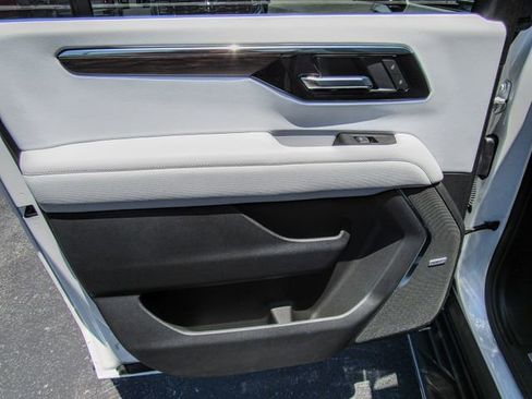 New 2025 Chevrolet Suburban Premier image 12