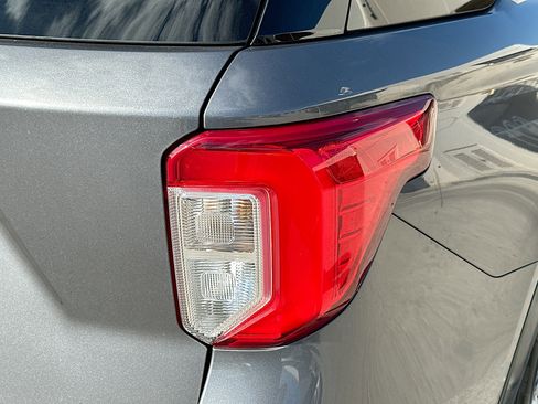 Used 2021 Ford Explorer XLT image 27