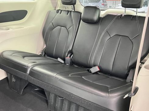 Used 2024 Chrysler Pacifica Touring-L FWD image 17